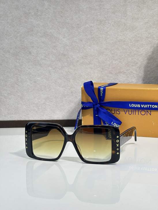 Picture of Louis Vuitton Sunglasses _SKUfw77796865fw